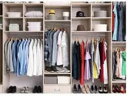Closet organizado com roupas separadas por tipo e cor
