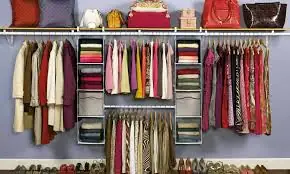 Closet aberto com bolsas, roupas e calçados organizados