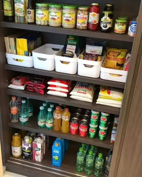 Despensa organizada com cestos e alimentos por categoria