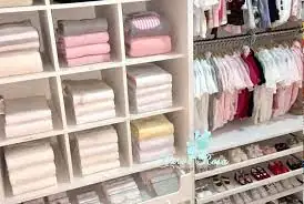 Quarto de bebê com nichos e cabides organizados