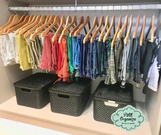 Arara infantil com roupas por cor e caixas identificadas